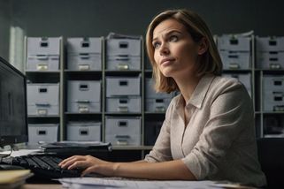 Zvenčí se usmívají, uvnitř drtí lidské duše: Podívejte se, jak to doopravdy chodí v korporátu - Médium.cz